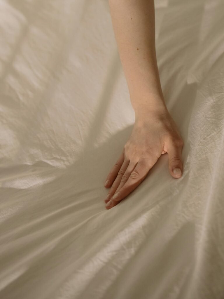Clean sheets, as a way of cleaning therapy and easing anxiety